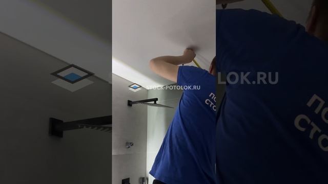 Натяжной потолок в ванной комнате. #натяжные_потолки #потолки смотреть онлайн
