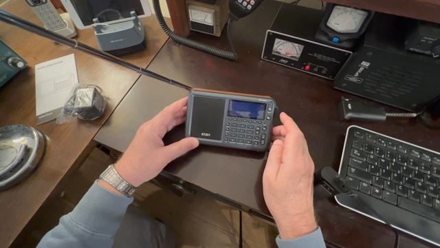 Unboxing and Initial Impressions of Eton Elite Executive Portable Shortwave Radio смотреть онлайн