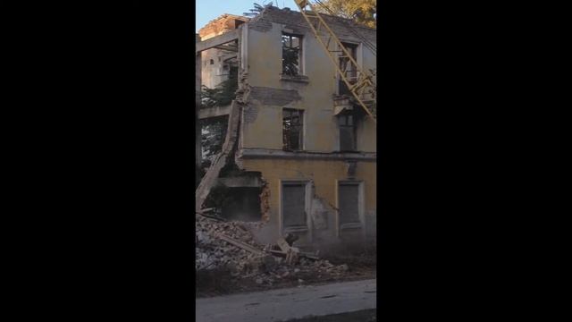 на ул. Долматова ломают заброшки смотреть онлайн