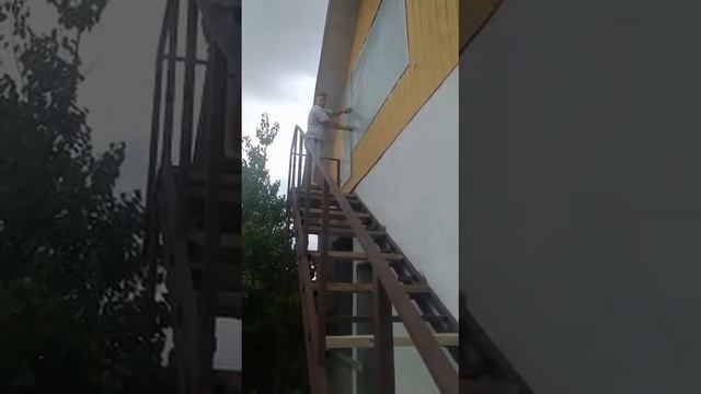 Даже из самых бесполезных материалов можно заделать временную дверь с окном смотреть онлайн