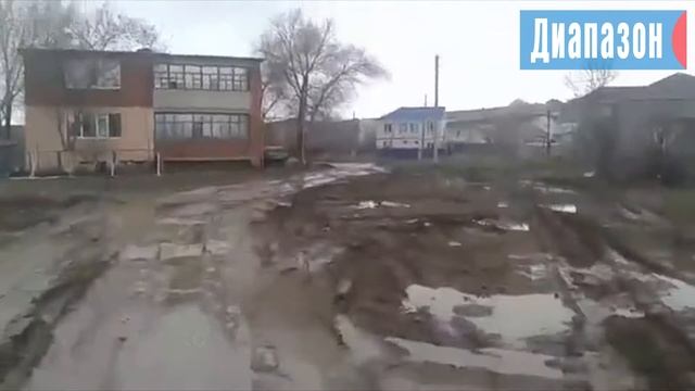 Кирпичный утопает в грязи без дорог смотреть онлайн