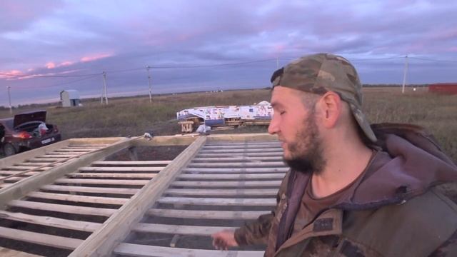 Монтирую сетку от грызунов и черновой пол в каркасном доме. смотреть онлайн