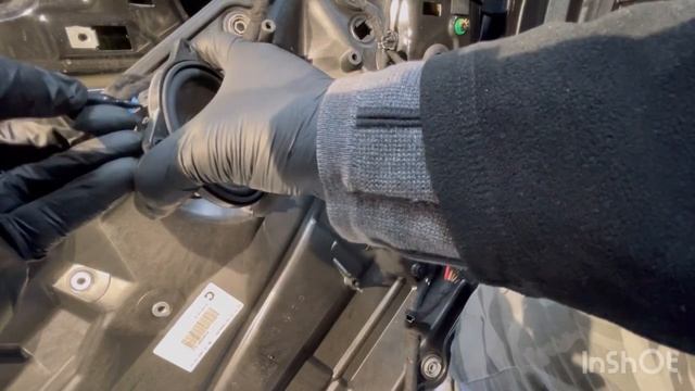 How to remove door panel, window regulator, and Driver side window. In 2007 BMW B7 смотреть онлайн