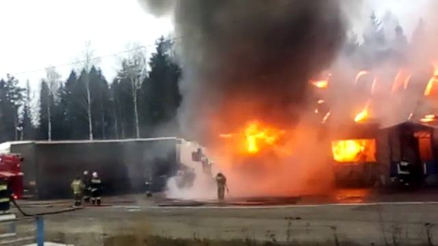 Горит Кафе а рядом стоит фура,пожарники полевали фуру,что бы не загорелась,Повезло Дольнабольщику!! смотреть онлайн