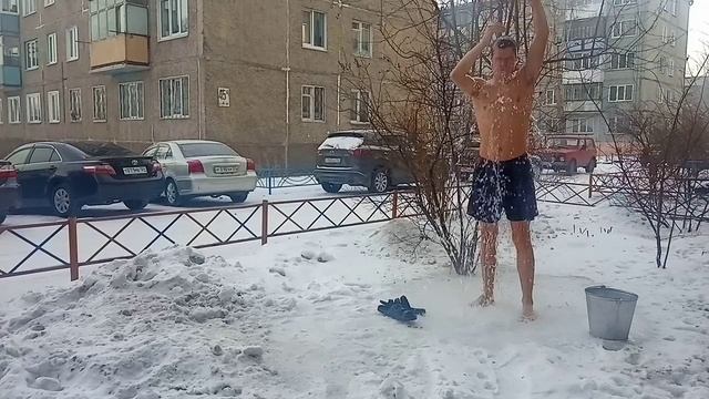 -15 ОБЛИВАНИЕ ХОЛОДНОЙ ВОДОЙ. ЗАКАЛИВАНИЕ ГОРЯЧКИНА МАКСИМА МИНУСИНСК. смотреть онлайн