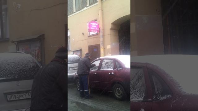 неадекватный мужик ломится в тачку))) смотреть онлайн