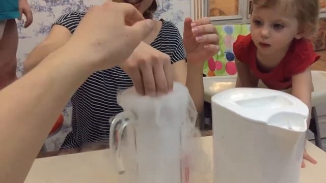 Химичим с Мамой и Гизмо Очень крутой Опыт со Льдом смотреть онлайн