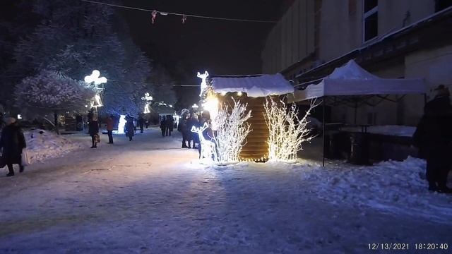 м.Рівне. Центральна новорічна ялинка , вечір 13.12.2021, гірлянди , яскраві локації для фоток) смотреть онлайн