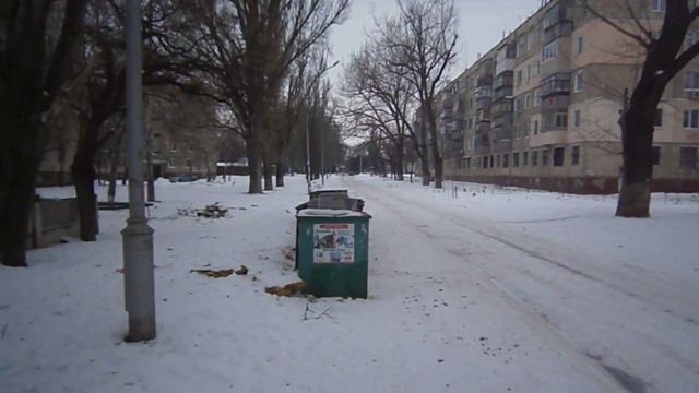 Мусорные баки на проезжей части, Никополь Трубченко 50а.