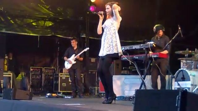 Sophie Ellis Bextor. Westonbirt. 18/6/2011 смотреть онлайн