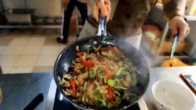 ЯПОНСКАЯ ЖАРЕНАЯ ЛАПША С КУРИЦЕЙ И ОВОЩАМИ ОТ АНТИДОНЕР смотреть онлайн