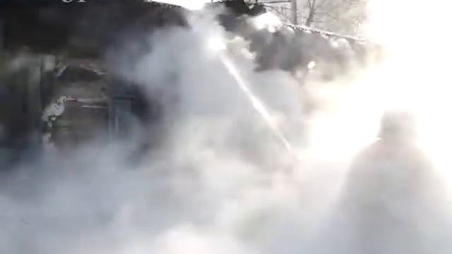 В Благовещенске сгорел деревянный дом смотреть онлайн