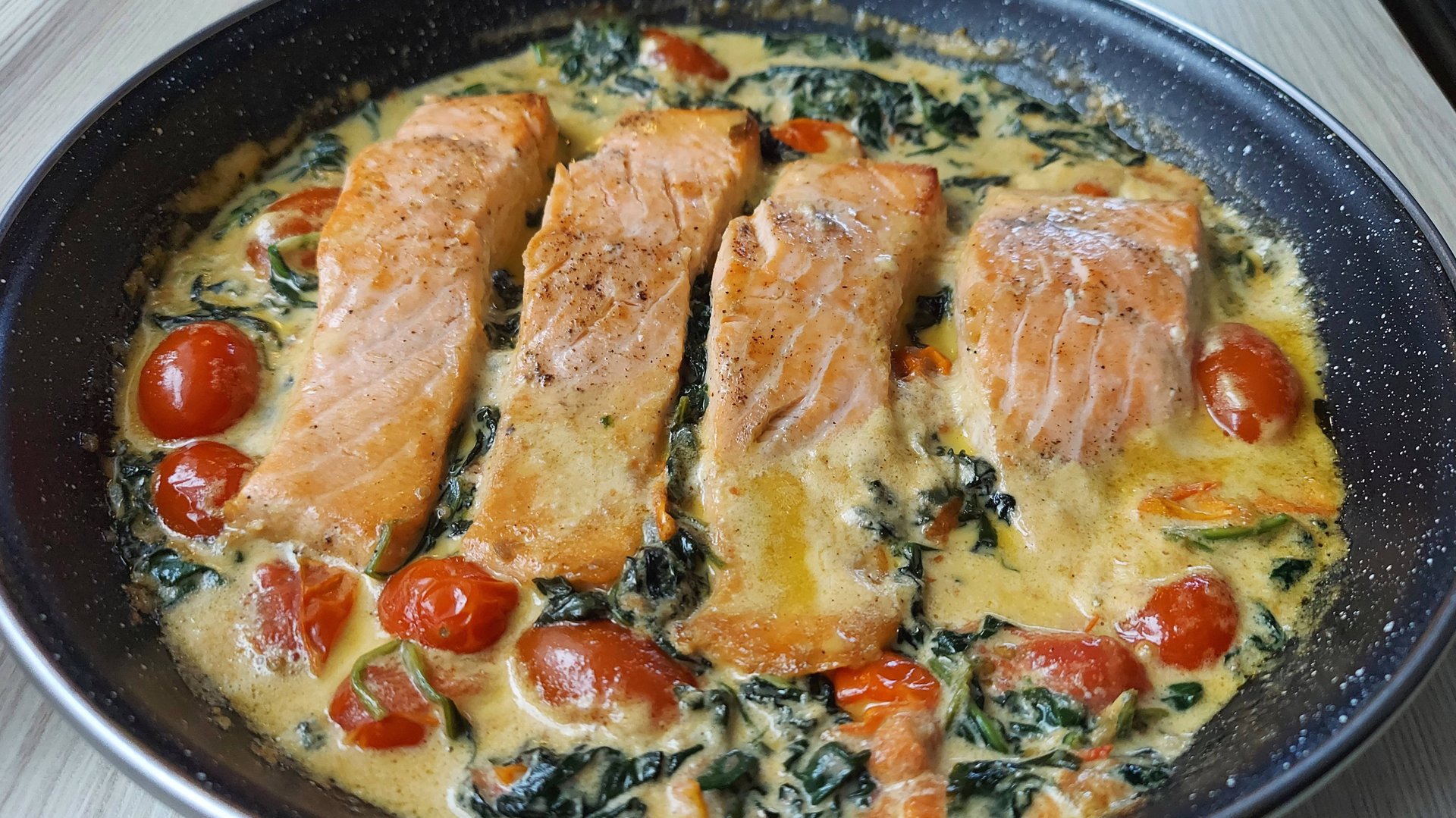 Филе Лосося в сливочном соусе со шпинатом-нереально вкусно и просто! смотреть онлайн