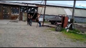 Монтаж тяжёлого столба в ручную.