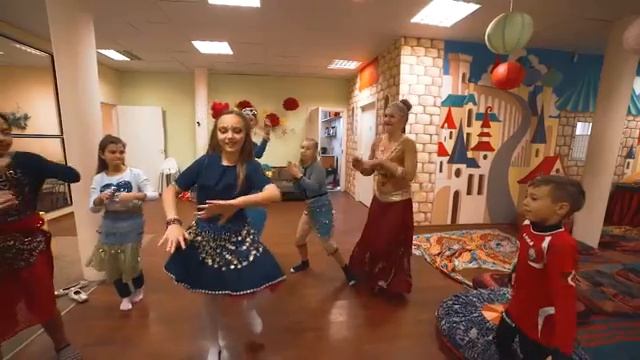 Индийская вечеринка. Детский клуб Kidland. смотреть онлайн