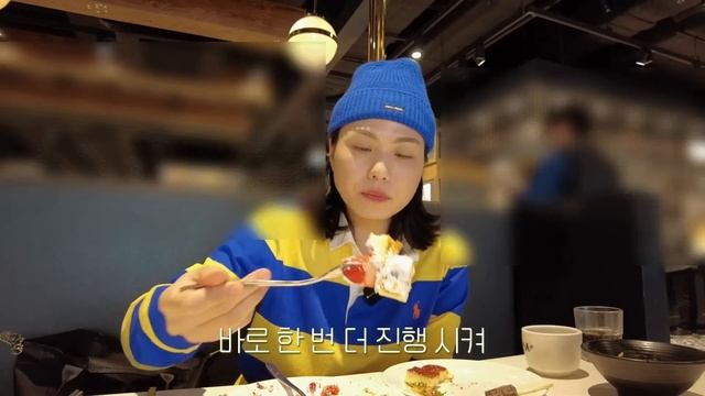 애슐리가 말아주는 14접시 폭식파티(뷔페 먹방, 딸기 디저트, 초밥, 맥모닝, 컵라면에 삼김, 옛날통닭, 바지락칼국수, 과자파티, 비빔밥, 일상 먹방 브이로그) смотреть онлайн