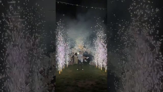 Дорожка из холодных фонтанов на свадьбу, вертушка цветок, вспышки веером , 18.08.24 Каньон смотреть онлайн