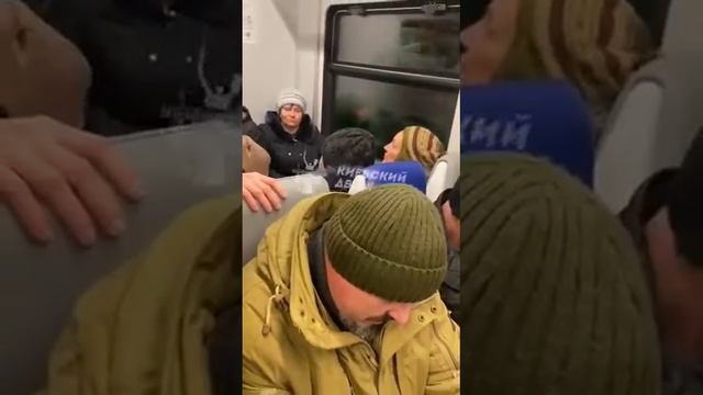 Случай в электричке на Украине. Украинцы безумно счастливы что их пришли защищать смотреть онлайн