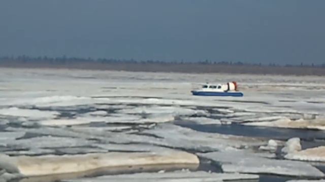 Вот так вот, в период распутицы, перевозят людей через р.Надым. Нанотехнологии однако смотреть онлайн