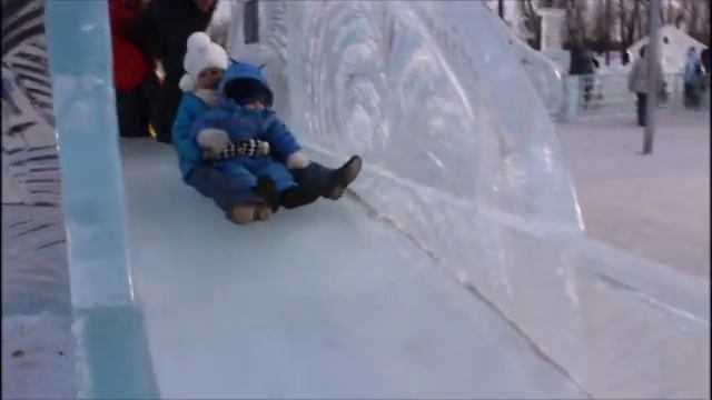 самая большая ёлка за Уралом катаемся с горок гуляем и смотрим снежные скульптуры смотреть онлайн