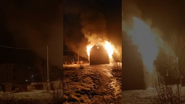 В Камешково сгорел деревянный барак смотреть онлайн