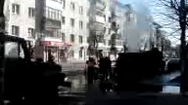Житомирские дороги латают по калюжам и под машинами смотреть онлайн