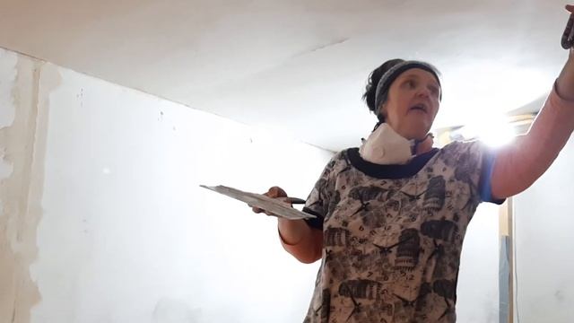 Как прошпаклевать потолок быстро и качественно. Инструкция для новичков и женщин.