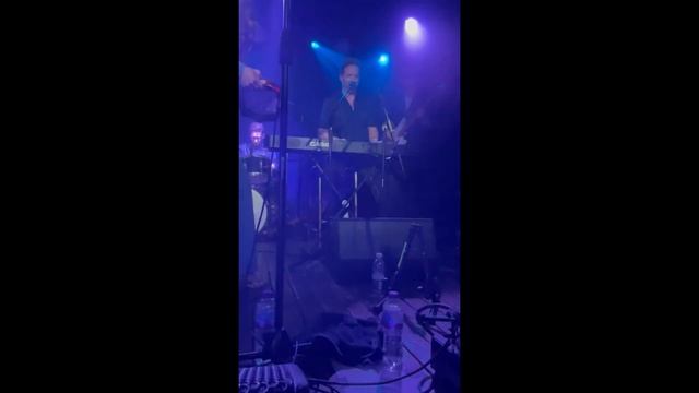 Damian Lewis Sings "Never Judge A Man By His Umbrella" смотреть онлайн