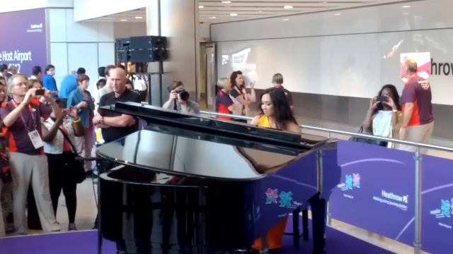 Myleene Klass London Heathrow смотреть онлайн