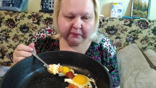 МУКБАНГ. Сковородень с яйками. 🍅🌶🍳🌶🍅 смотреть онлайн