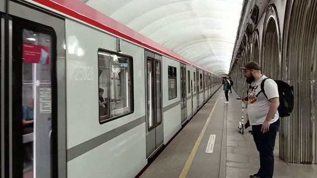 14-ый «Балтиец» на «Академической», и опять сломанные двери. 01.09.2023 смотреть онлайн