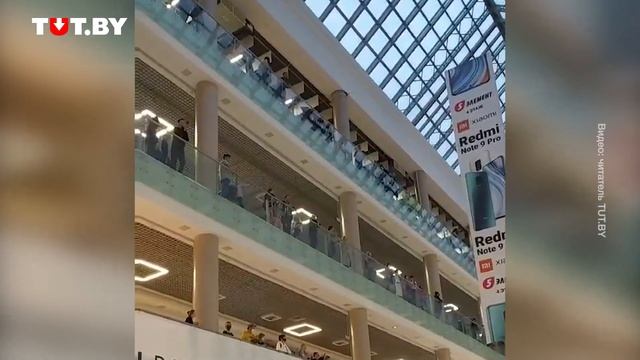 Люди поют в ТЦ "Замок" 1 сентября смотреть онлайн