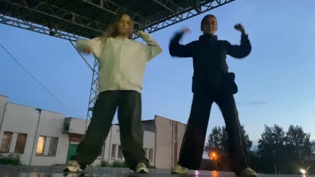 Девочки классно танцуют под GODZILLA - Гроза не грозила, я уходила