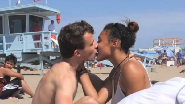 Kissing Prank: Black & White Kissing Game (SUMMER EDiTiON)