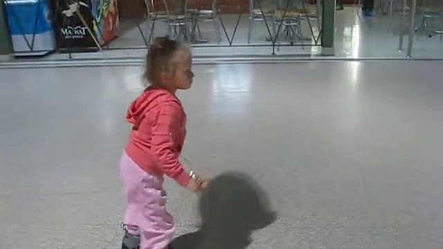 вот так Варенька уже катается на роликах смотреть онлайн