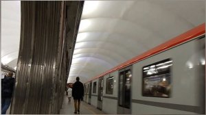 поезд метро Балтиец следует до станции Девяткино на станции академическая