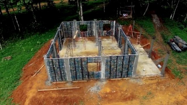 КОГДА ОН НАЧАЛ СТРОИТЬ ДОМ ИЗ МУСОРА НАД НИМ СМЕЯЛИСЬ, НО РЕЗУЛЬТАТ ВСЕХ ПОРАЗИЛ смотреть онлайн
