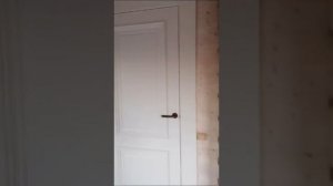 Установка дверей в  деревянном доме из оцилиндрованных брёвен.