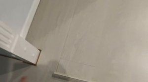 Как закрыть щель между ламинатом и наличником.