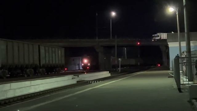 "Гудок!" "По вечеру!" "Уже передан!" Тепловоз "Боинг" 2ТЭ116 - 508 с грузовым на ст.Старая Русса смотреть онлайн