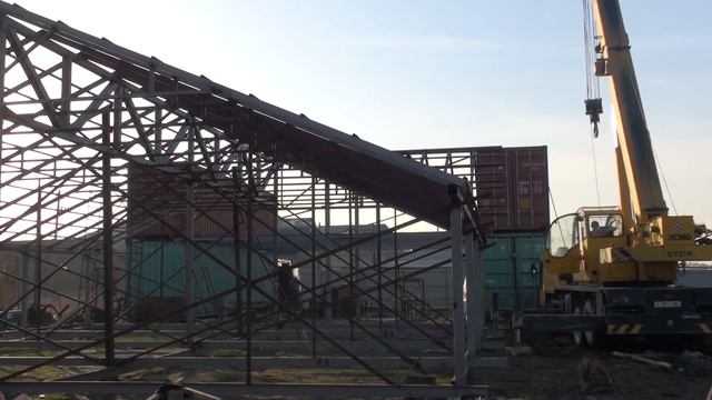 подъём металический крыши краном на здание из контейнеров 20,1,2016 1 смотреть онлайн