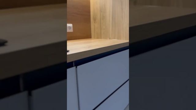 Видеообзор кухни в современном стиле с витринами - DKP.BY смотреть онлайн