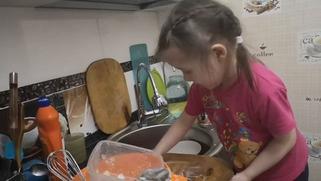 Жамиля помогает маме на кухне смотреть онлайн