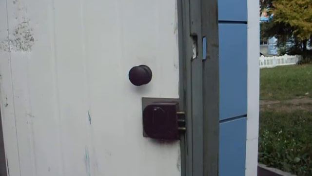 Дверь киоска с простым замком смотреть онлайн