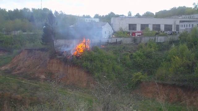 Горит садовый домик смотреть онлайн