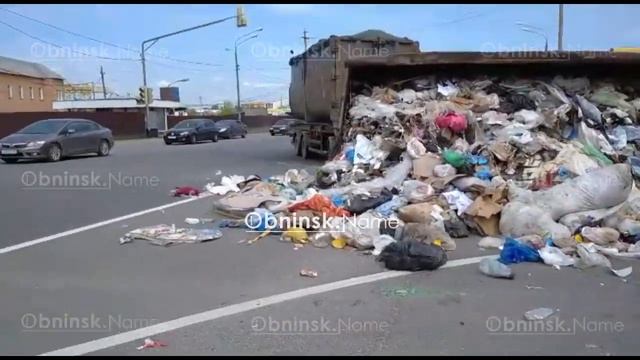 В Балабанове переверулся мусоровоз смотреть онлайн