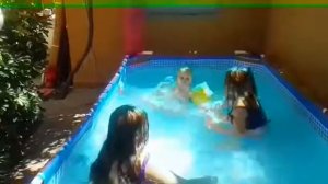 Купание в бассейне