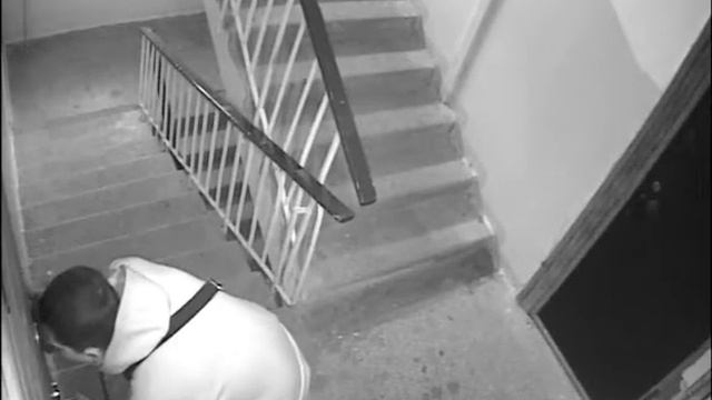 Домушник проверяет не заперта ли дверь смотреть онлайн