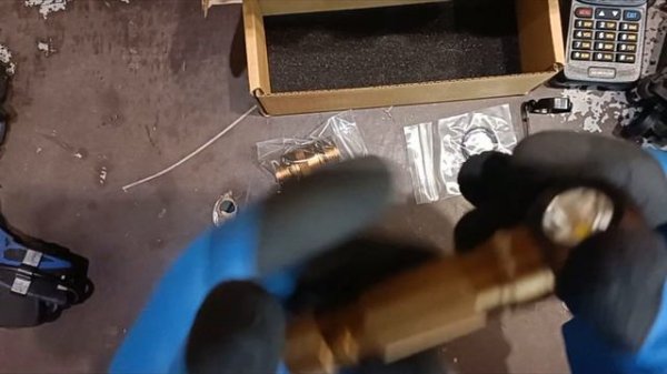 Фонарик Sofirn SP40 против дешевых налобных фонариков. Весь хорош, но есть одна проблема