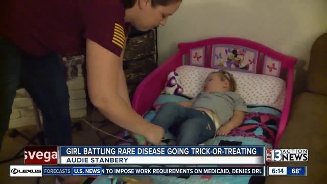 Girl battling rare disease goes trick-or-treating смотреть онлайн